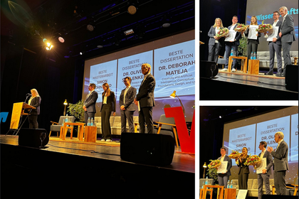 Preisverleihung auf einer Bühne: Mehrere Personen nehmen Urkunden und Blumensträuße entgegen; im Hintergrund ist eine Folie mit „Beste Dissertation – Dr. Deborah Mateja“ zu sehen.