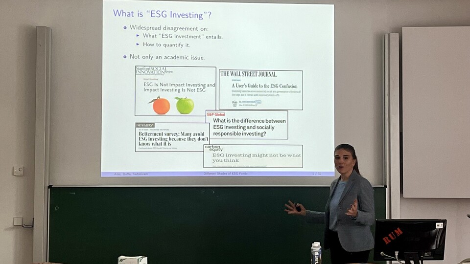 Simona Abis am unterrichten vor einem Whiteboard