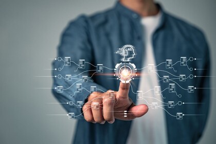 Person berührt eine virtuelle KI-Oberfläche mit vernetzten Datenknoten und einem digitalen Gehirn-Symbol, als Darstellung von künstlicher Intelligenz in Gesundheitswesen und Biowissenschaften.