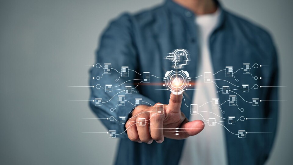 Person berührt eine virtuelle KI-Oberfläche mit vernetzten Datenknoten und einem digitalen Gehirn-Symbol, als Darstellung von künstlicher Intelligenz in Gesundheitswesen und Biowissenschaften.