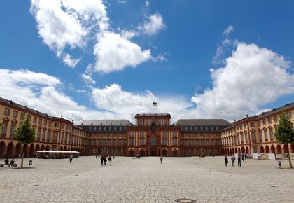 Schloss und Ehrenhof mit Blick auf Mittelbau
