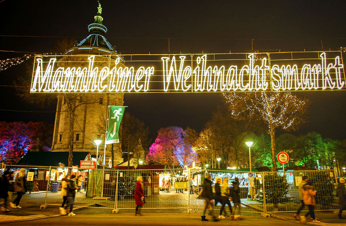 Mannheimer Weihnachtsmarkt am Wasserturm bei Nacht