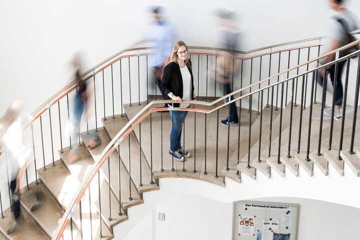 Studierende auf Wendeltreppe