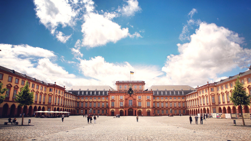 Das Mannheimer Barockschloss und der Ehrenhof.