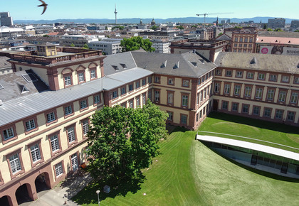 Das Mannheimer Barockschloss von oben und die Stadt mit dem Fernsehturm im Hintergrund.