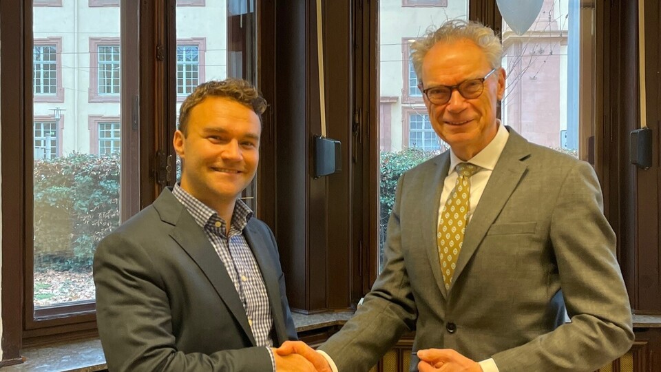 Dekan Lutz schüttelt Prof. Bauer die Hand