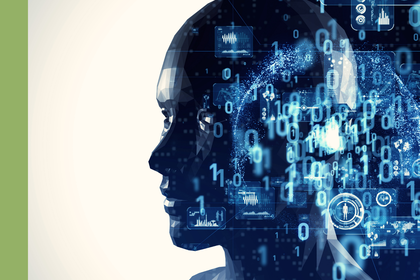 Die Seitenansicht eines Roboterkopfes, hinter dem Daten und Code zu sehen sind. Der Vordergrund ist dunkelblau, der Hintergrund ist weiß.