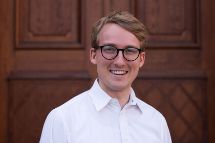 Gerrit von Zedlitz hat kurze blonde Haare und eine Brille und trägt ein weißes Hemd