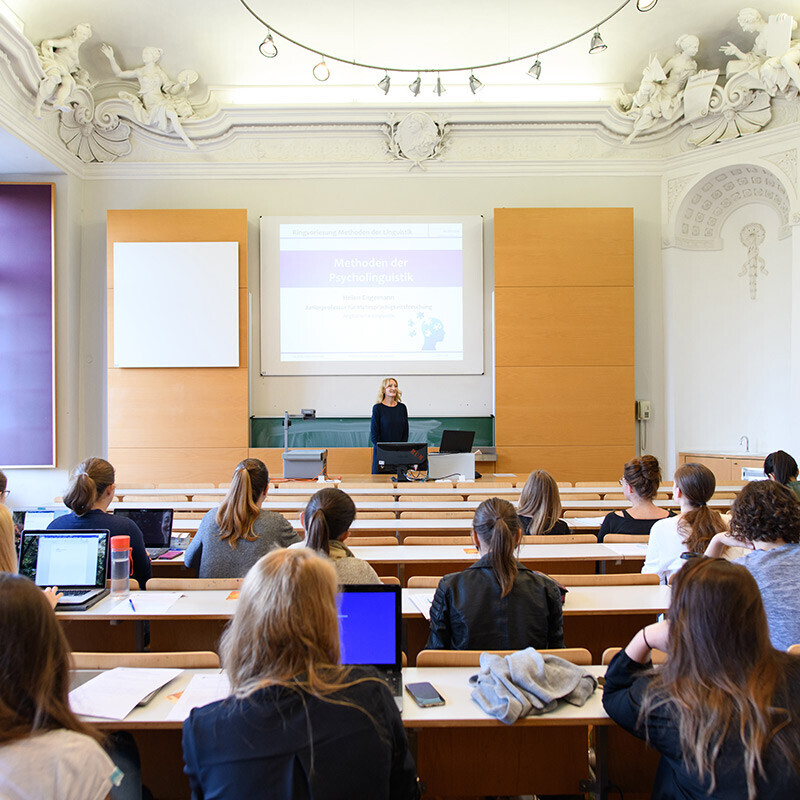 Studierende hören bei einer Vorlesung zu.