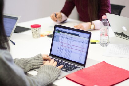 Tisch mit Lernmaterialien und Laptop auf dem ein E-Mail Postfach geöffnet ist