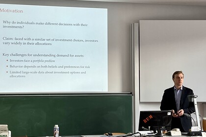 Mark Egan am unterrichten vor einem Whiteboard