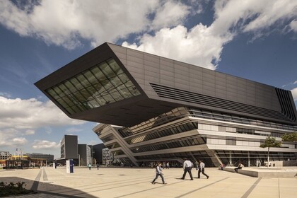 Modernes, graues Gebäude der Wirtschaftsuniversität Wien.