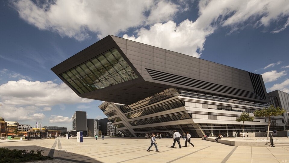 Modernes, graues Gebäude der Wirtschaftsuniversität Wien.
